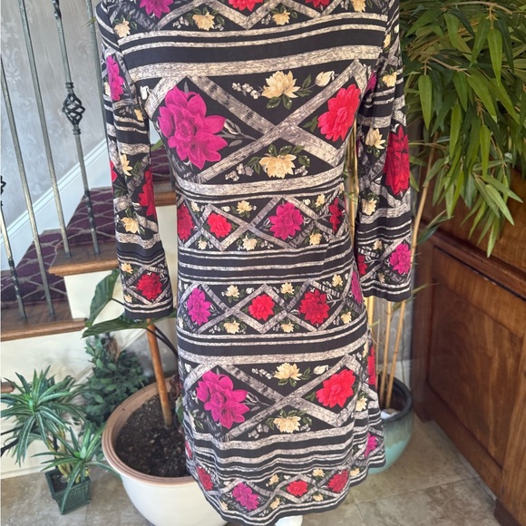 Diane Von Fürstenberg ladies 100% silk pullover, crewneck dress size 4 - Picture 10 of 11